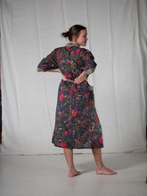 Load image into Gallery viewer, CHINOISERIE ORGANIC COTTON KIMONO_WASHED BLACK