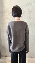 Load image into Gallery viewer, C.T.PLAGE _V NECK JUMPER
